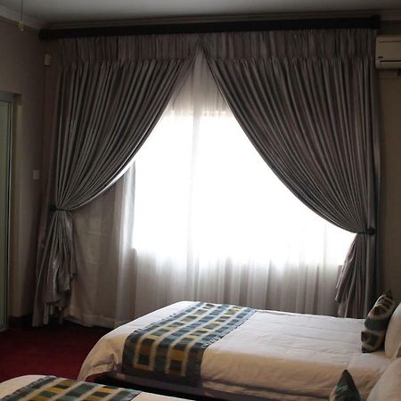 Triple Palms Bed And Breakfast Γκαμπορόνε Εξωτερικό φωτογραφία
