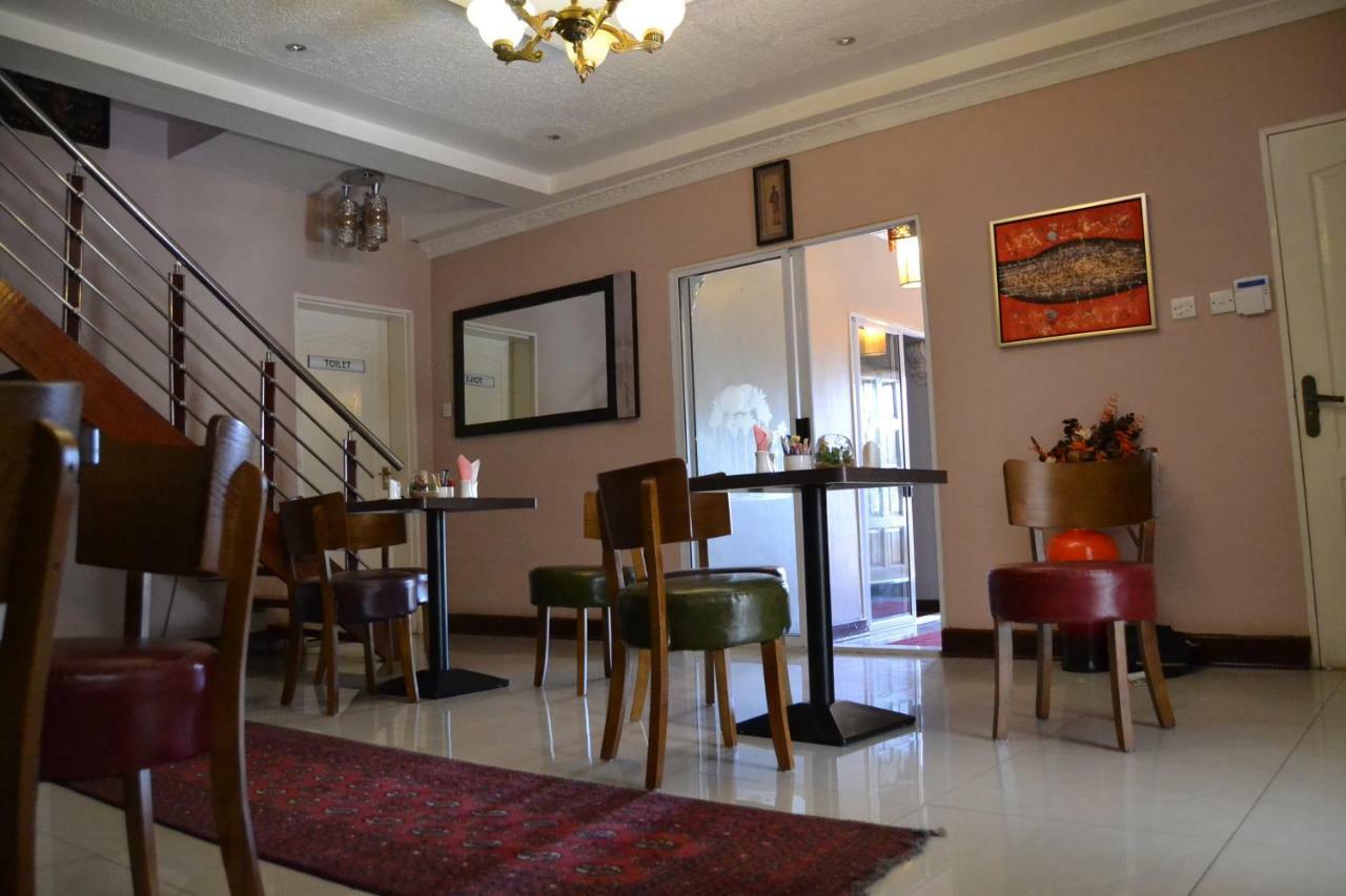 Triple Palms Bed And Breakfast Γκαμπορόνε Εξωτερικό φωτογραφία