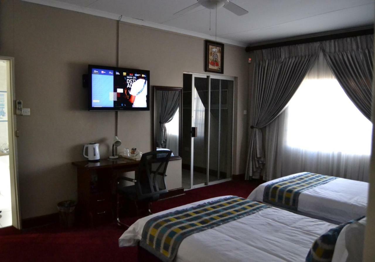 Triple Palms Bed And Breakfast Γκαμπορόνε Εξωτερικό φωτογραφία