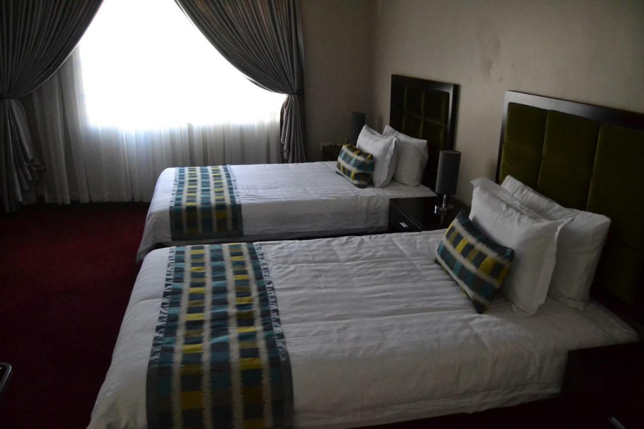 Triple Palms Bed And Breakfast Γκαμπορόνε Εξωτερικό φωτογραφία
