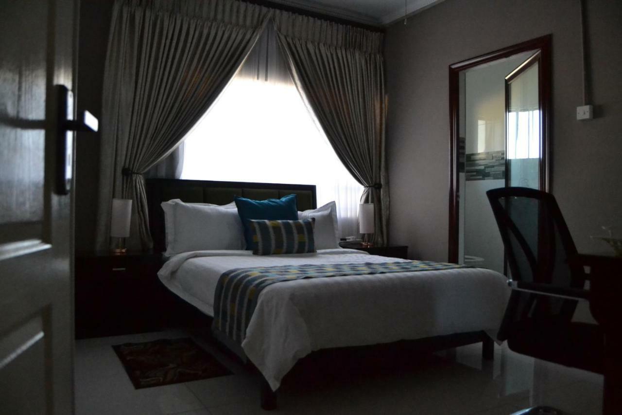 Triple Palms Bed And Breakfast Γκαμπορόνε Εξωτερικό φωτογραφία