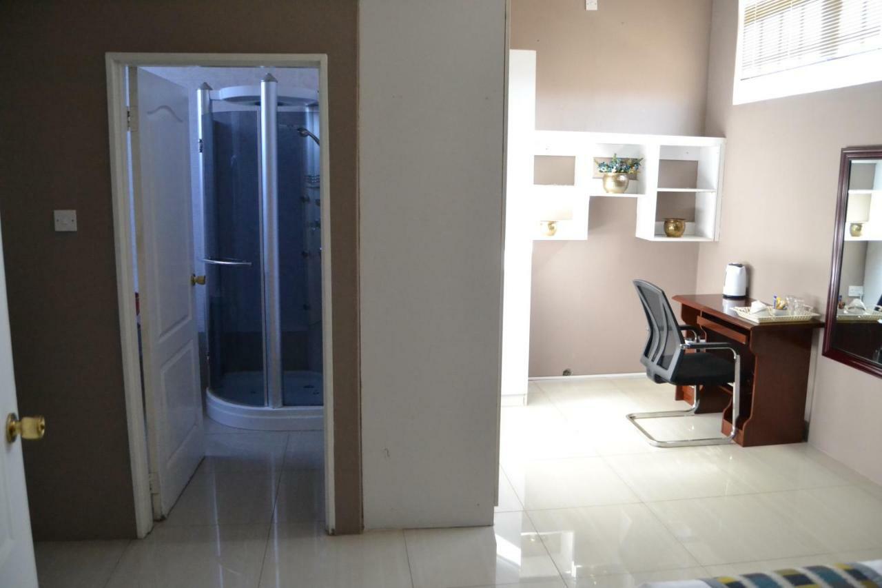 Triple Palms Bed And Breakfast Γκαμπορόνε Εξωτερικό φωτογραφία