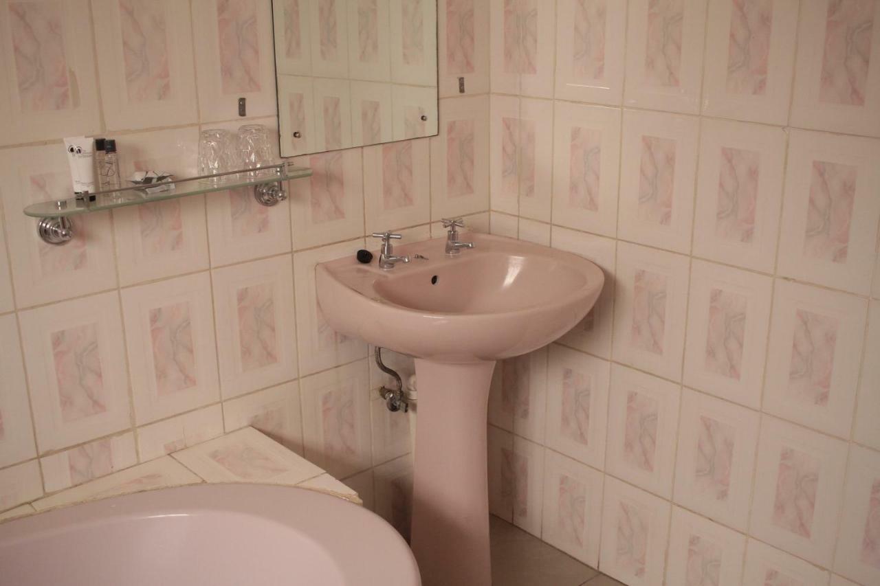 Triple Palms Bed And Breakfast Γκαμπορόνε Εξωτερικό φωτογραφία