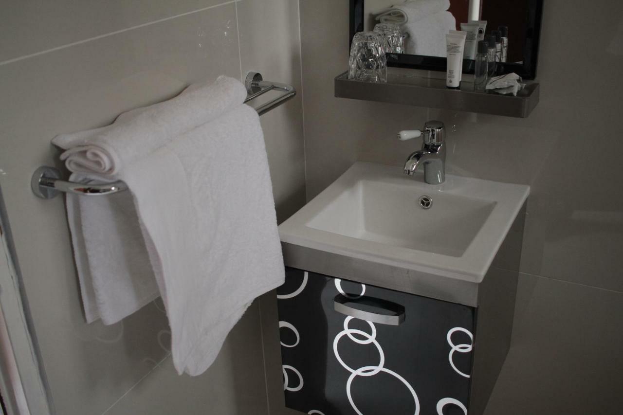 Triple Palms Bed And Breakfast Γκαμπορόνε Εξωτερικό φωτογραφία